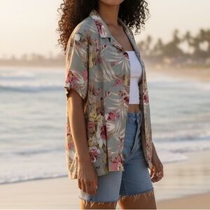 ISLANDER HAWAIIAN SHIRT. WOMENS BUTTON UP TROPICAL SHORT SLEEVE SHIRT. LIKE NEW